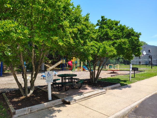 Building Photo - 600 Reusens Rd