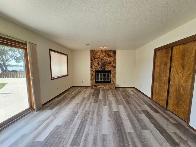 Foto del edificio - Beautiful 4 Bedroom Home on the Lake-May Rent FREE!