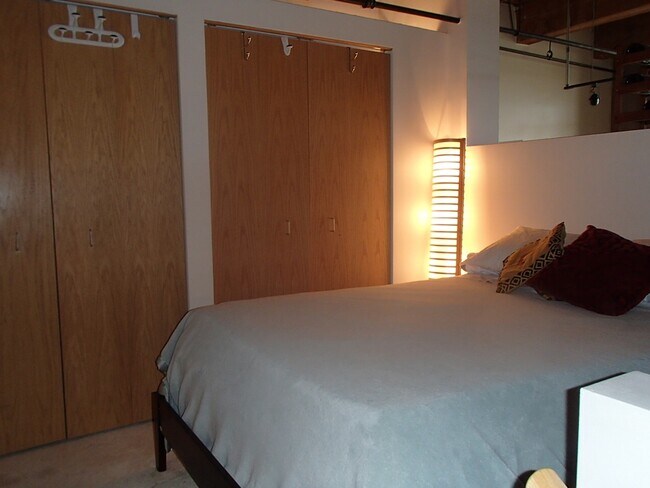 bedroom - 1250 W Van Buren St