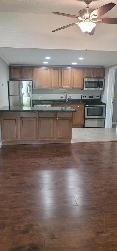 Primary Photo - 121 Waterbury Ct