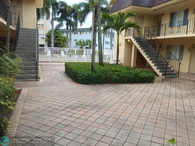 Building Photo - 515 S Sequoia Dr
