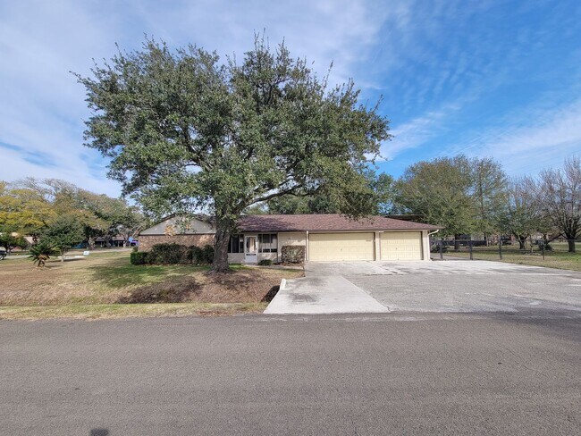 Building Photo - This spacious 4-bedroom, 2-bathroom lease home in Baytown, Texas, offers the perfect blend of com...