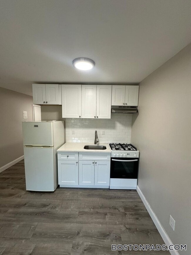 Building Photo - 887 Varnum Ave