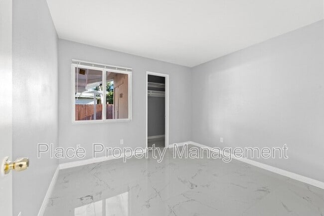 Building Photo - 145 Glenhaven Way