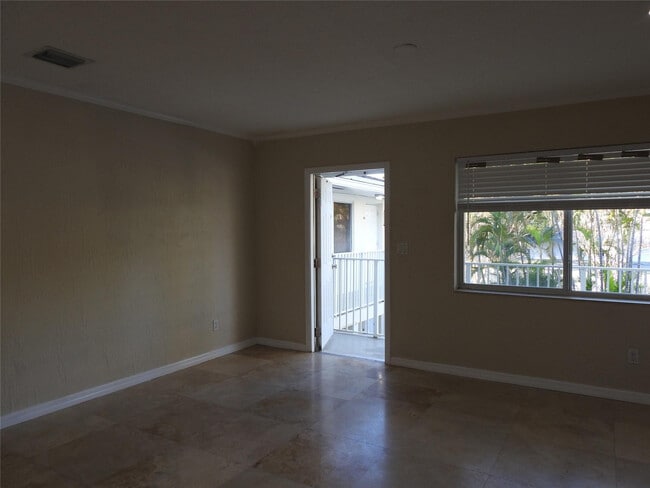 Foto del edificio - 1872 NE 46th St