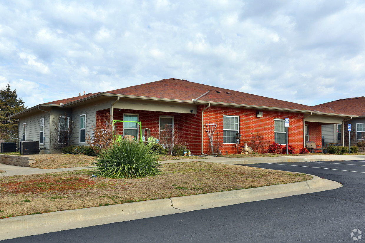 Building Photo - East Oaks Village Apartments