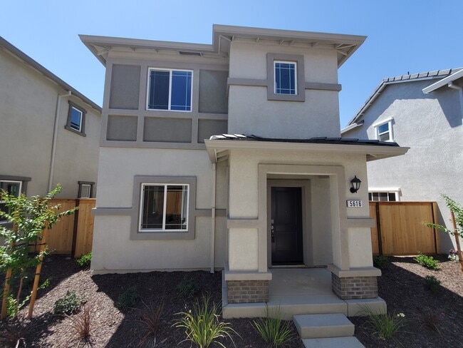 Building Photo - Roseville Molino Cir