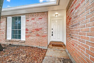 Building Photo - 16235 La Terra Dr