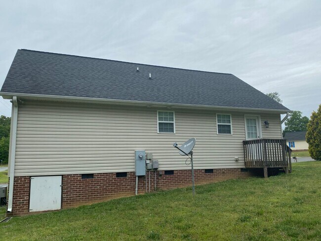 Building Photo - Beautiful three bedroom two bathroom house...
