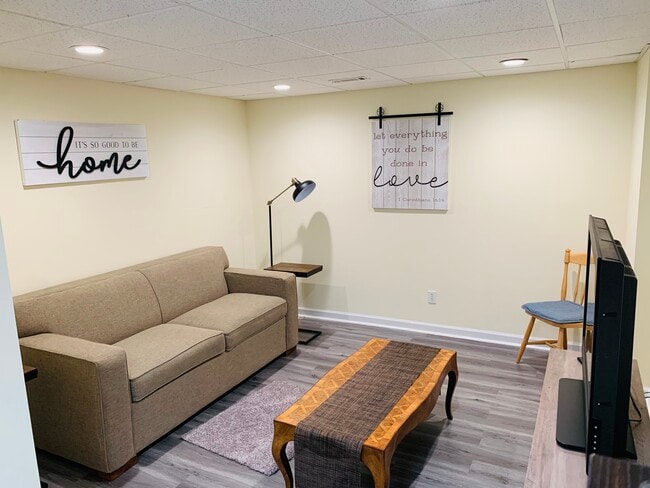 Ideal as a guest room, personal office, or creative studio. Easily customizable to suit flexible lif - 2337 Ashmel Ct SW