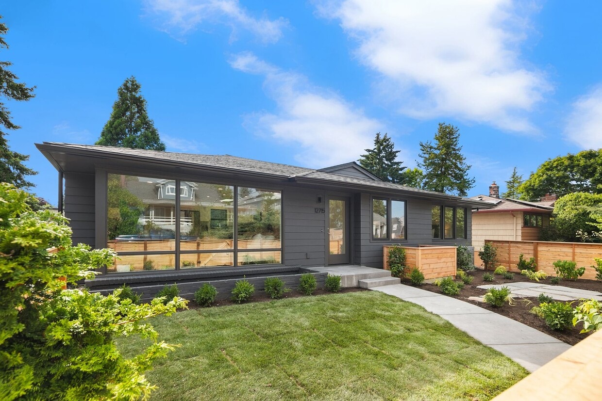Primary Photo - Bitter Lake - Broadview Home