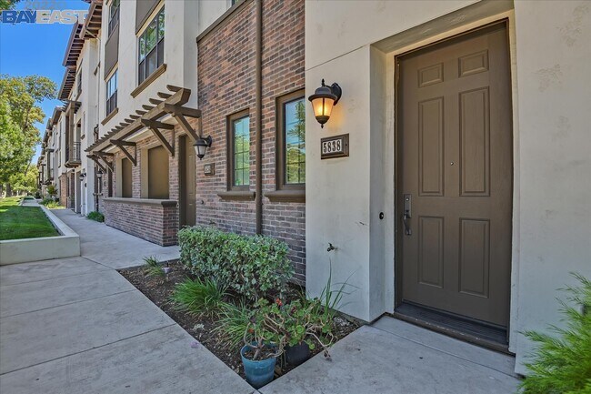 Building Photo - 5838 W Las Positas Blvd
