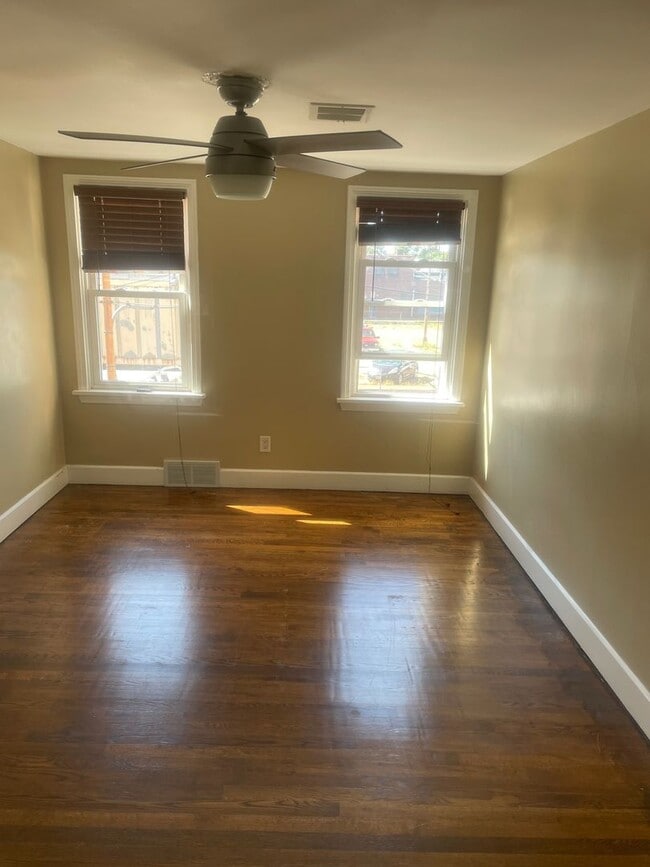 Building Photo - Charming Downtown 1-Bedroom Apartment with...