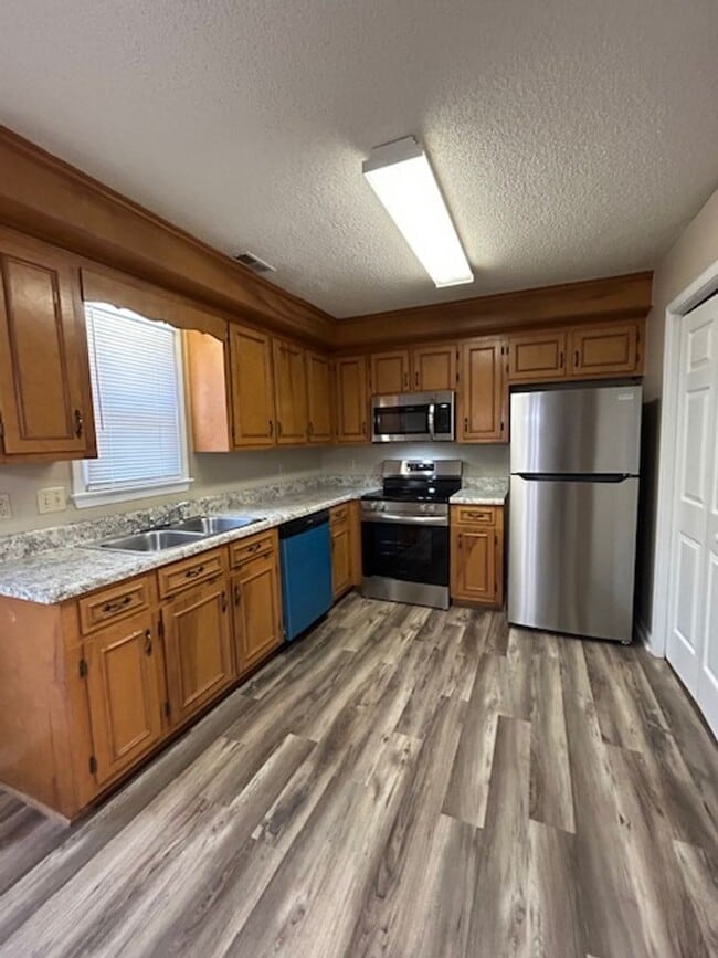 Building Photo - Mallwood- 2 Bedroom, 1.5 Bath Townhouse