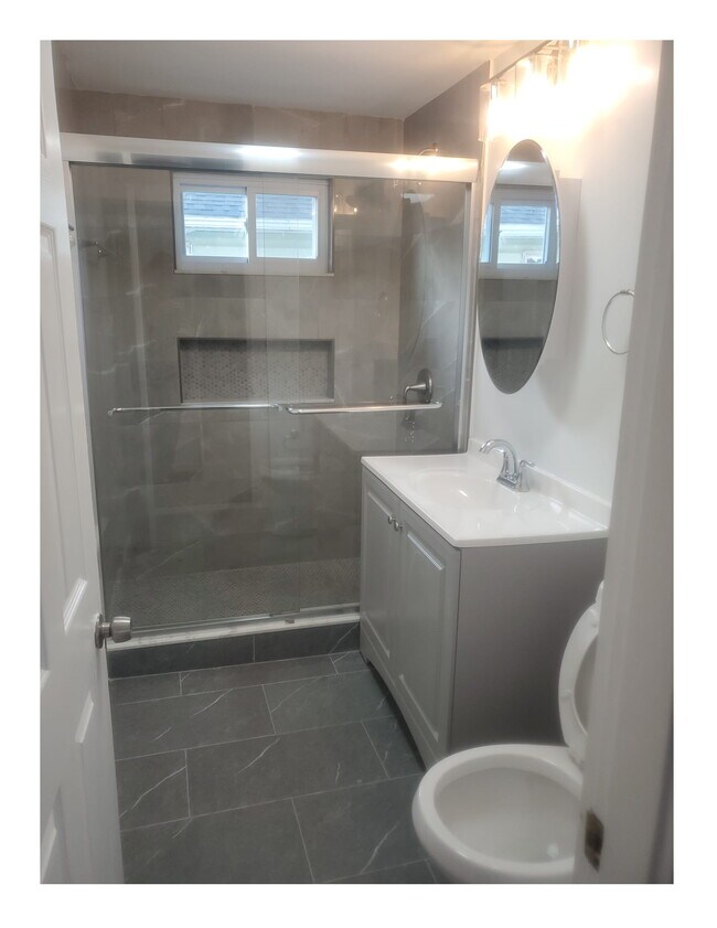 Baño moderno - 73 Frederick Ave