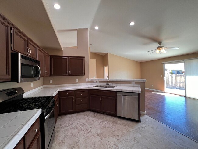 Foto del edificio - 221 Endeavor Ln