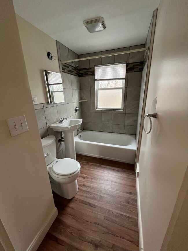 Building Photo - 49 Ridgeview Ave