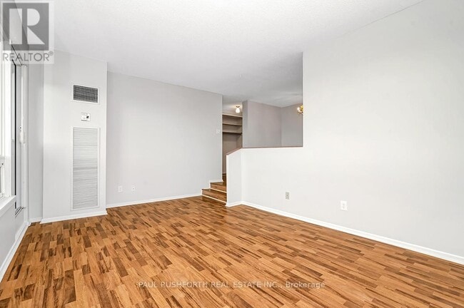 Building Photo - 1100-1100 Ambleside Dr