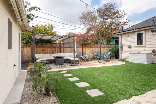 Foto del edificio - 1138 1/2 W 52nd St