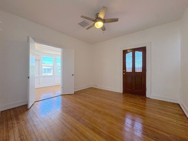 Foto del edificio - *All Utilities Included* Manhattan Heights 1 bed 1 bath unit with Refrig A/C and Gorgeous views!