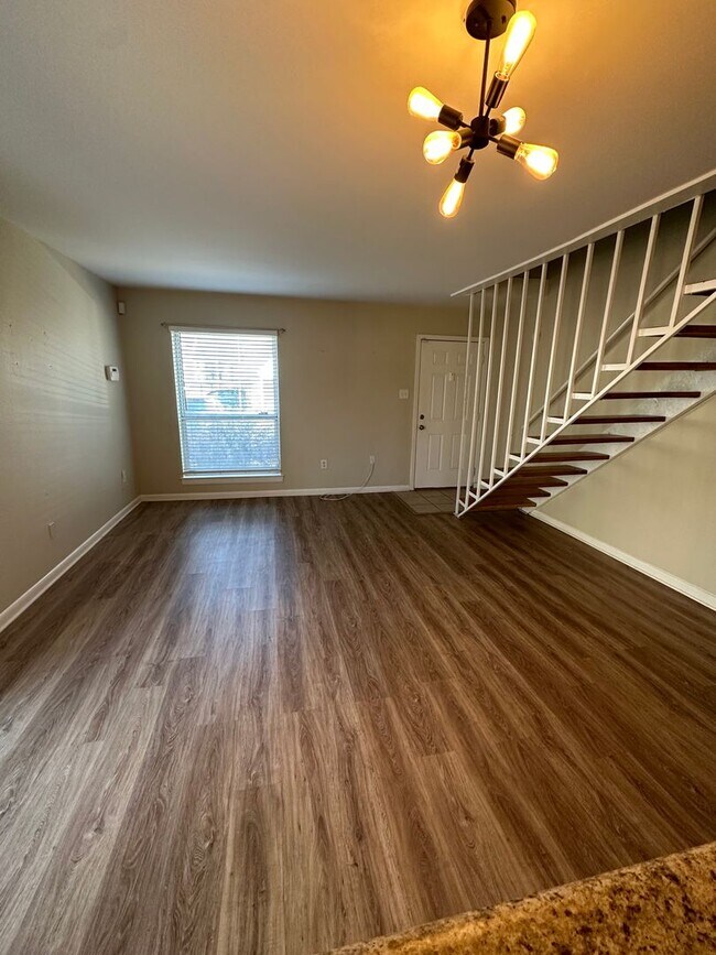 Building Photo - 1BD/1BA Townhouse located on the Germantow...
