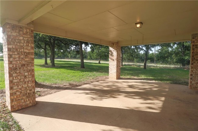 Building Photo - 2303 Lake Sharon Dr
