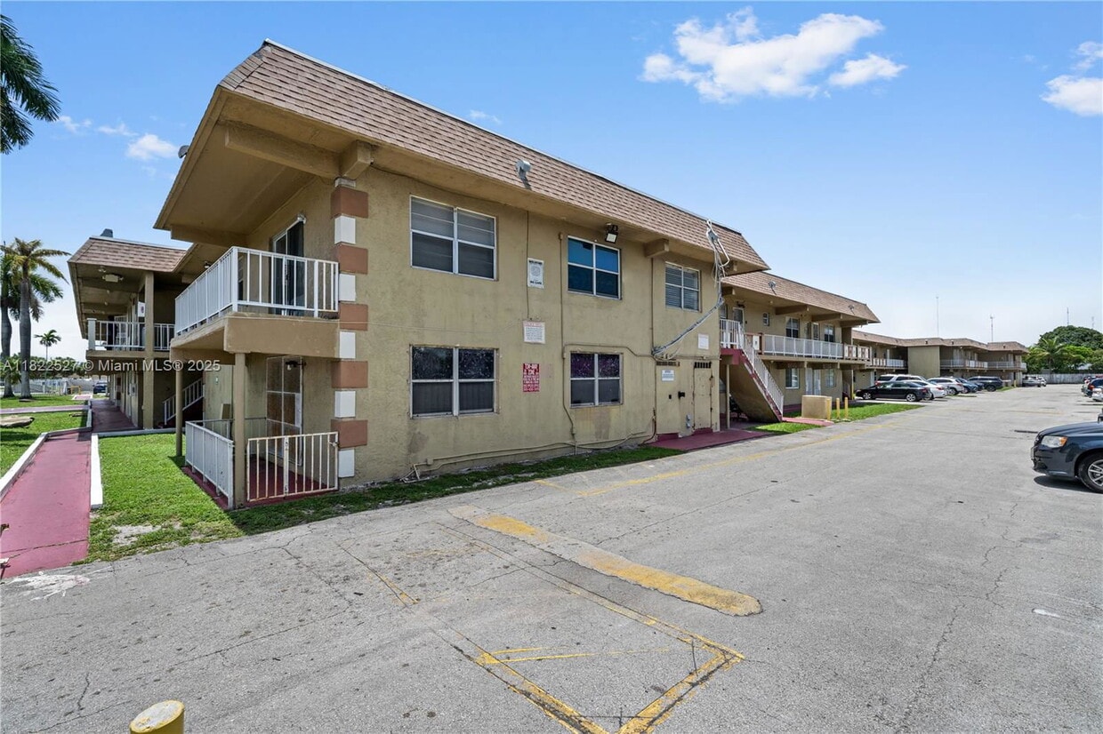 Foto principal - 301 NW 177th St