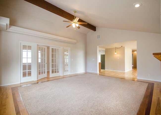 Building Photo - Beautiful 4 bedroom Single Level Home with Hard Wood Floors _ Pet Friendly!