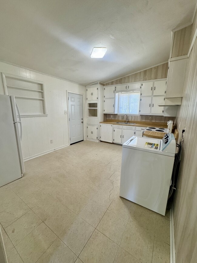Building Photo - 420 Lakeview Dr