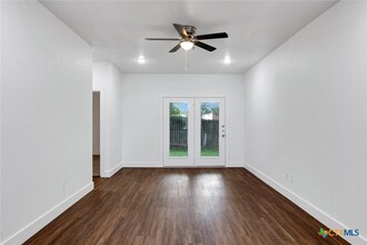 Building Photo - 1908 Royal Loop