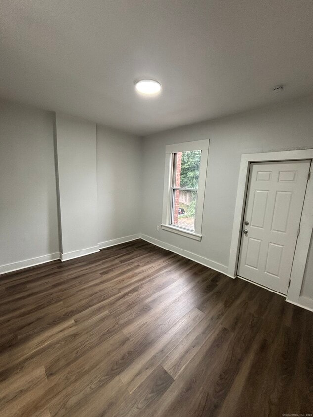 Foto principal - 81 W Main St
