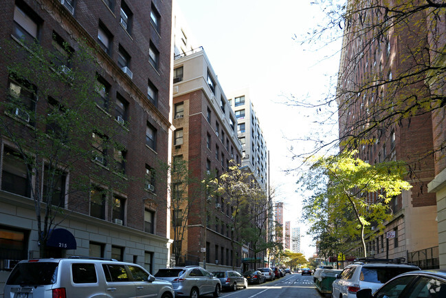 Building Photo - Manhattan Tower Condos