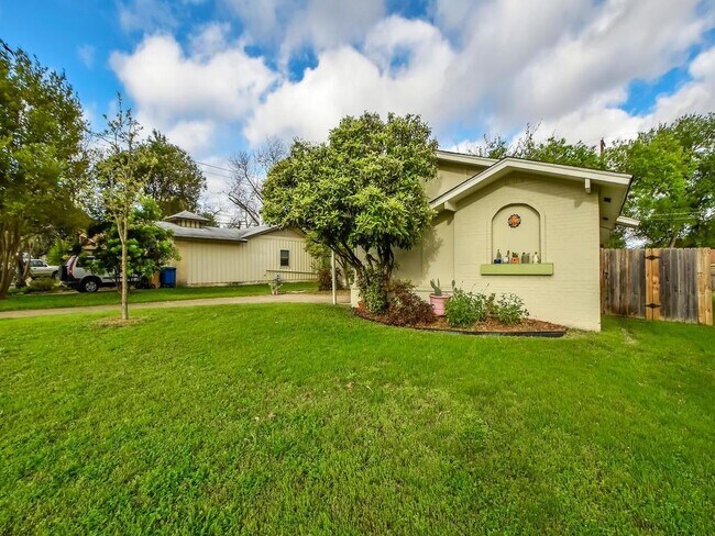 Building Photo - 8208 Stillwood Ln