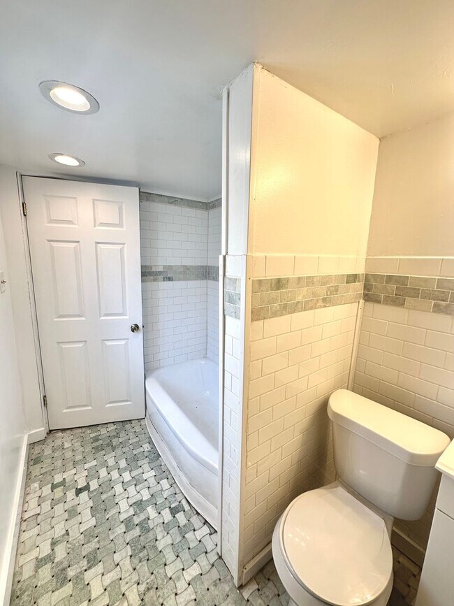 Foto del edificio - Updated 1 Bed, 1 Bath First Floor Unit in South Side - Private Entrance, Laundry in Basement - Av...
