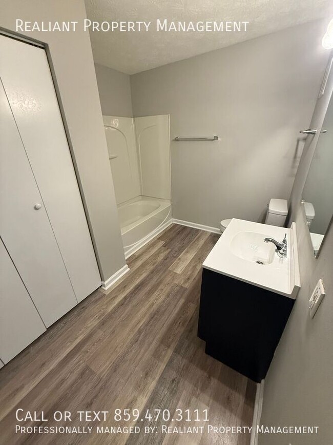 Foto del edificio - 2074 Fairmont Ct