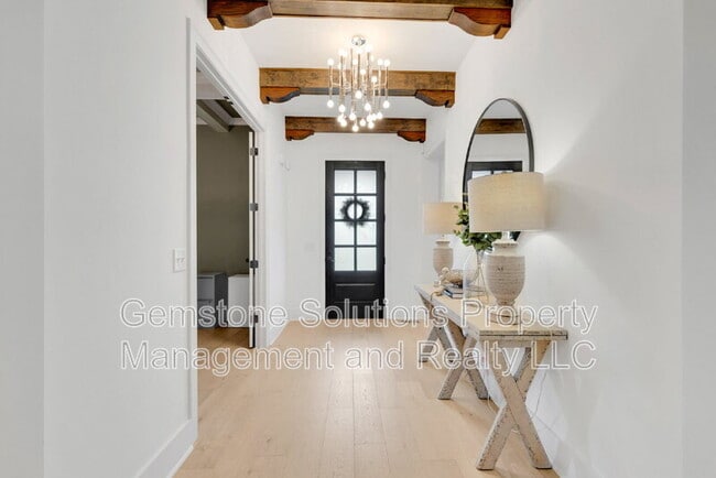 Building Photo - 1806 Burland Cres