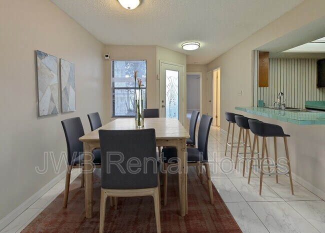 Building Photo - 8324 Century Point Dr N