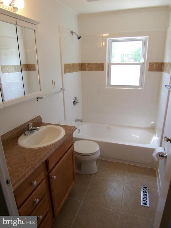 Building Photo - 3830 Pinewood Terrace