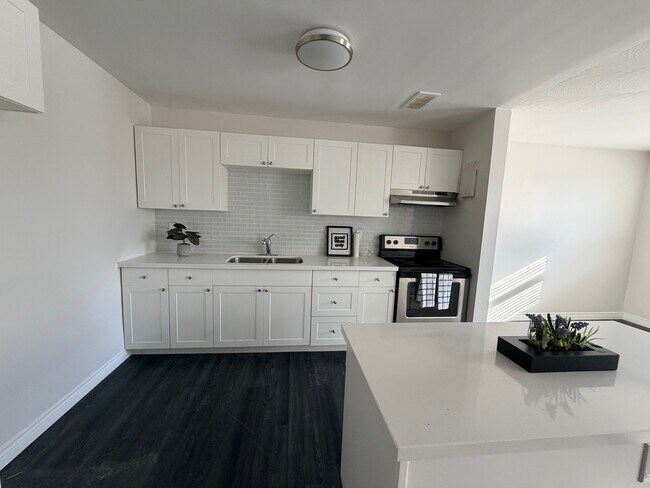 Building Photo - 20 Bradmon Dr