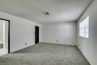 Building Photo - 604 Raintree Ln