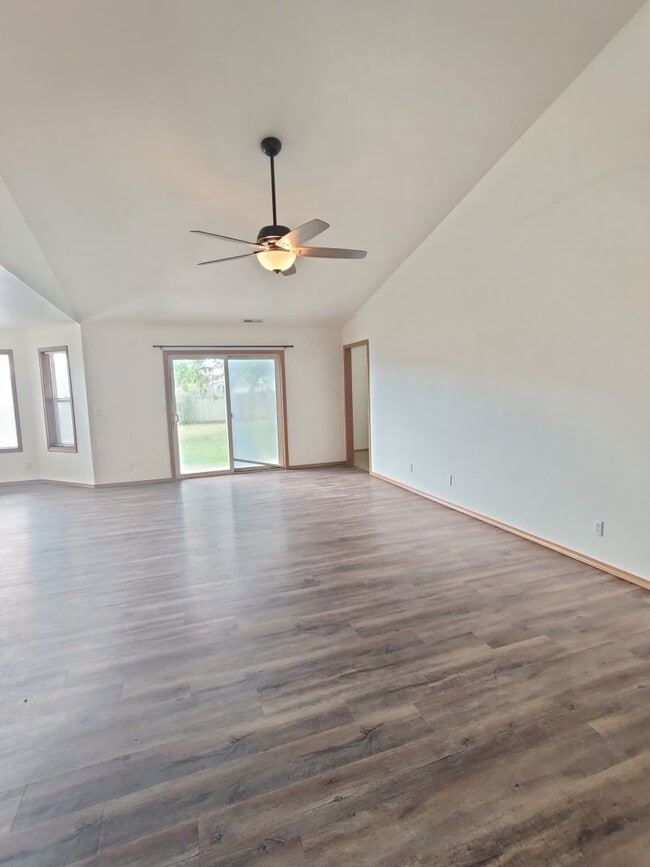 Building Photo - Great South Kennewick location close to fr...