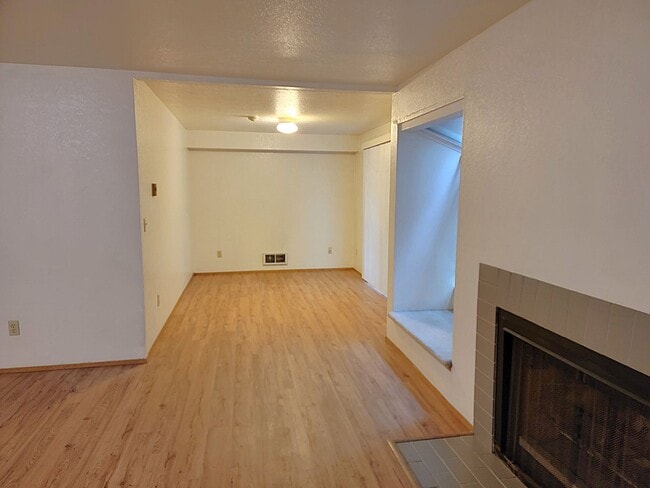 Building Photo - Sammamish Waterway 1 Bedroom + Den 1 BA Condo $1900.00