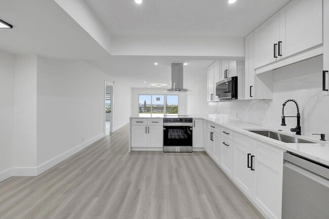 Building Photo - 3050 N Palm Aire Dr