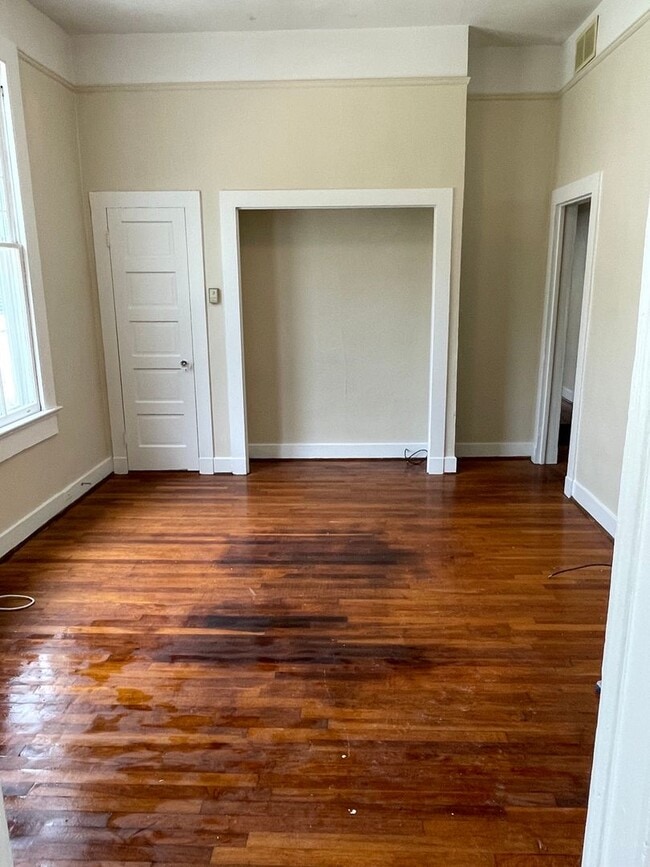 Building Photo - 2BD/1BA with natural light, hardwood floors, off street parking STEPS from Campus