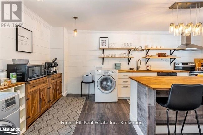 Building Photo - 47 Edwin St E