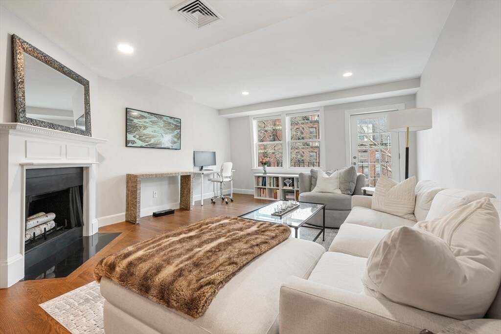 Primary Photo - 403 Marlborough St