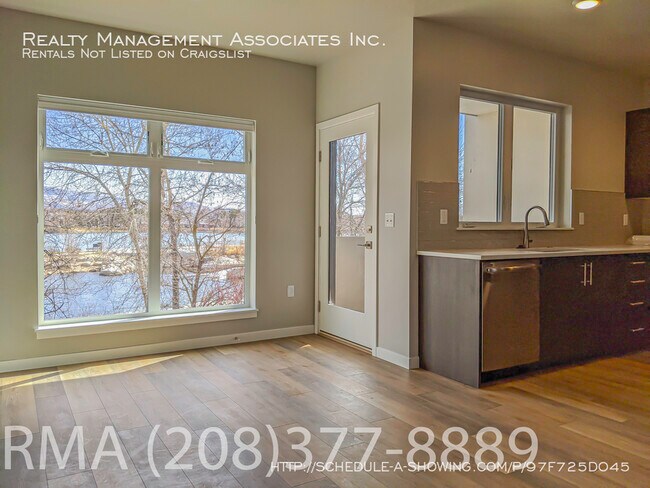 Building Photo - One of a Kind One Bedroom Condo on the Boi...
