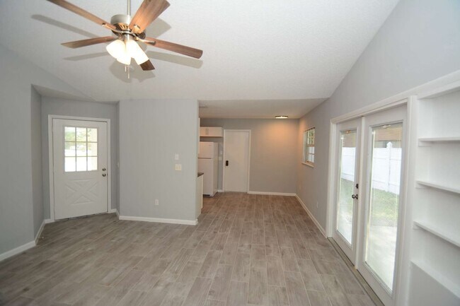 Foto del edificio - Private Fenced Yard, Luxury vinyl flooring