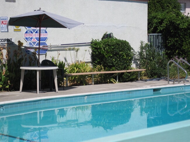 Building Photo - Canoga Plaza Apartments