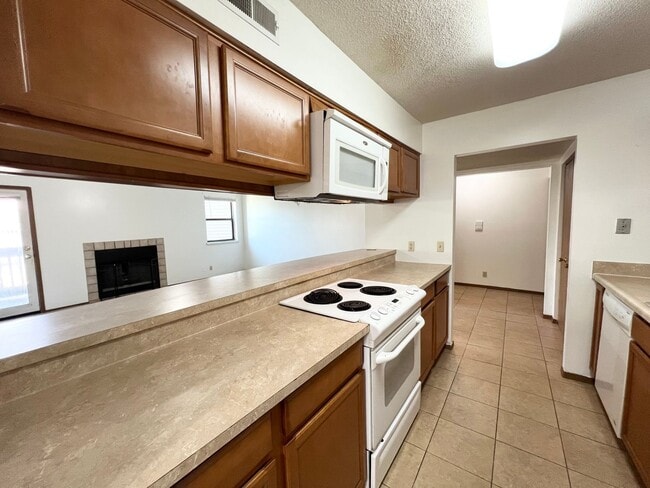 Building Photo - Oakridge Apartments 3 Bedroom, 2 Bathroom ...